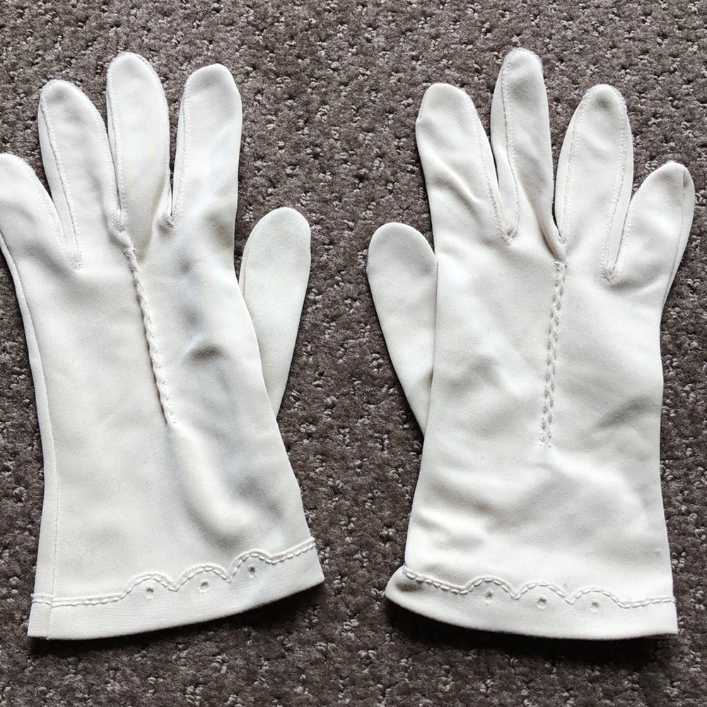 Cream scallop glove